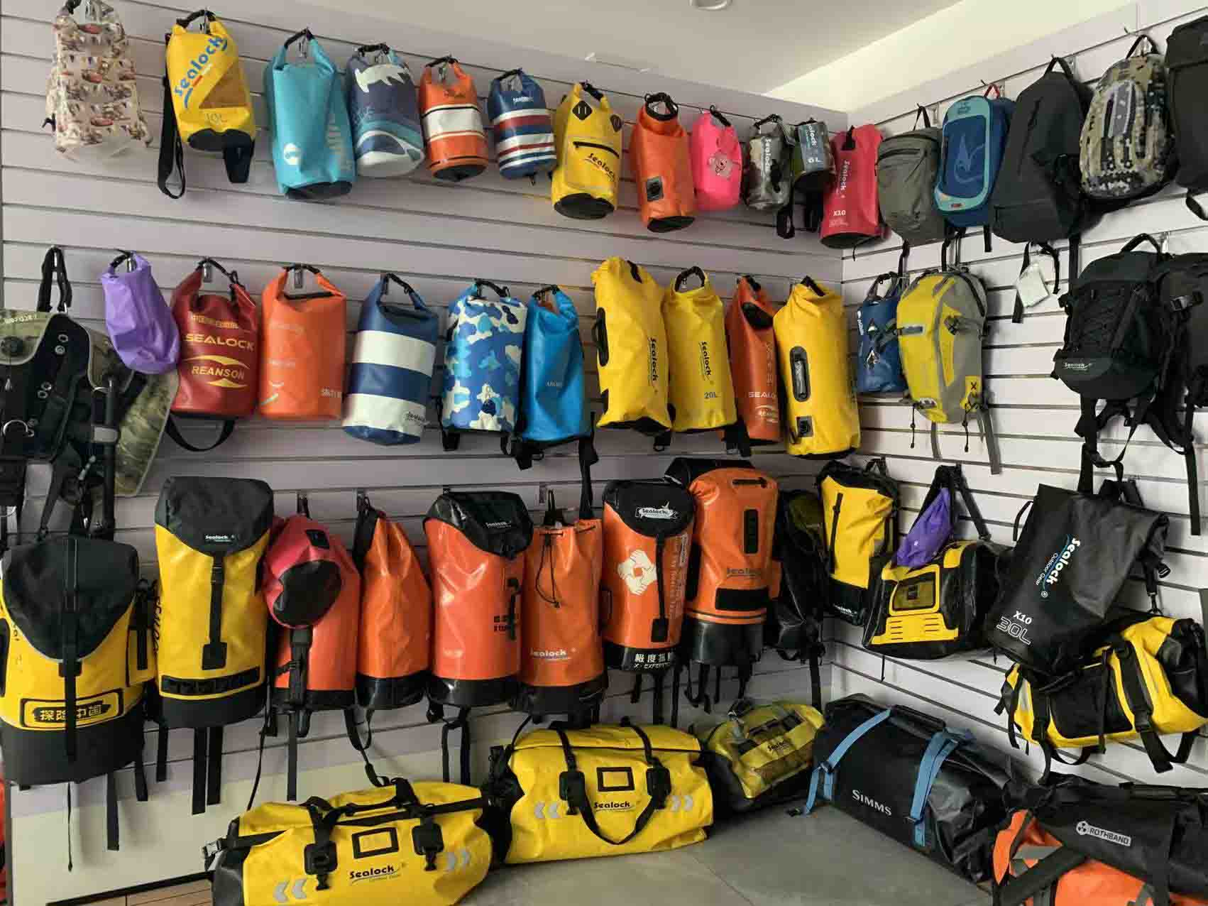 Tas Kering Anti banyu kanggo Rafting: Fitur Penting kanggo Perlindhungan Banyu Putih