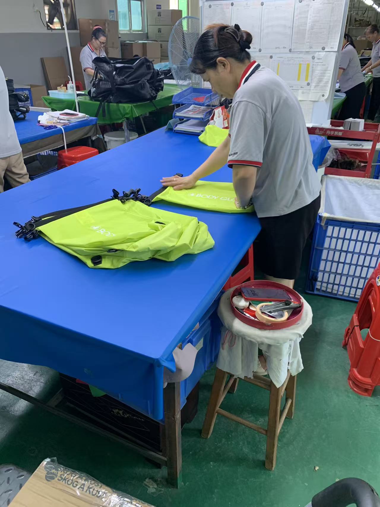 Carane Tatanan Tas Kering Roll-Top Visibilitas Dhuwur Dijahit, Dicenthang lan Dikemas